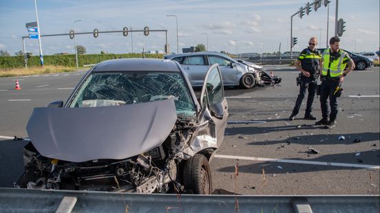 Vier mensen raken gewond bij botsing tussen twee autos. Vier mensen raken gewond bij botsing tussen twee autos.