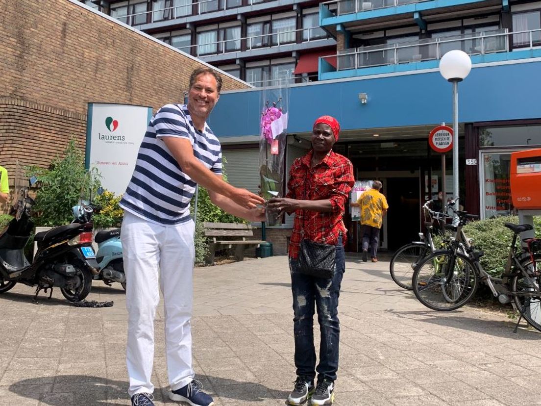 Sander de Kramer samen met Patricia Anthony en het bloemetje voor haar man