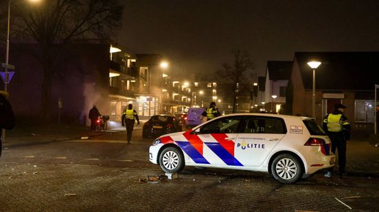 Jongeren gooien zwaar vuurwerk naar brandweer