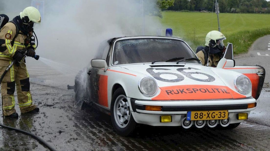 Oude Porsche van de Rijkspolitie in brand in Enschede