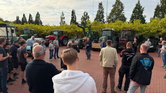 Boeren protesteren langs wegen en bij gemeentehuis: 'De megabedrijven blijven over'