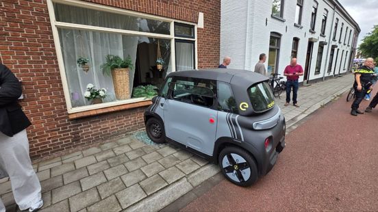 Minicar rijdt tegen woning: raam aan diggelen