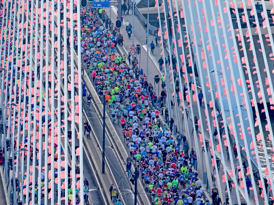 Deelnemers lopen over de Erasmusbrug in 2016.