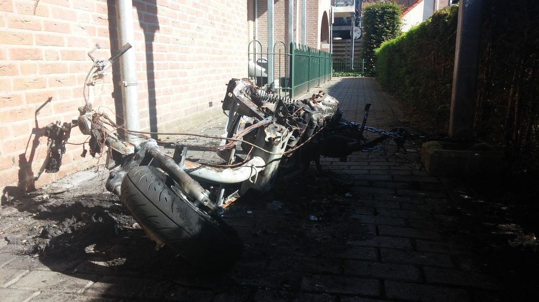 Op twee plaatsen in Tiel zijn vannacht scooters in vlammen opgegaan. Het is volgens een ooggetuige de derde opeenvolgende nacht dat in Tiel een scooterbrand plaatsvindt.