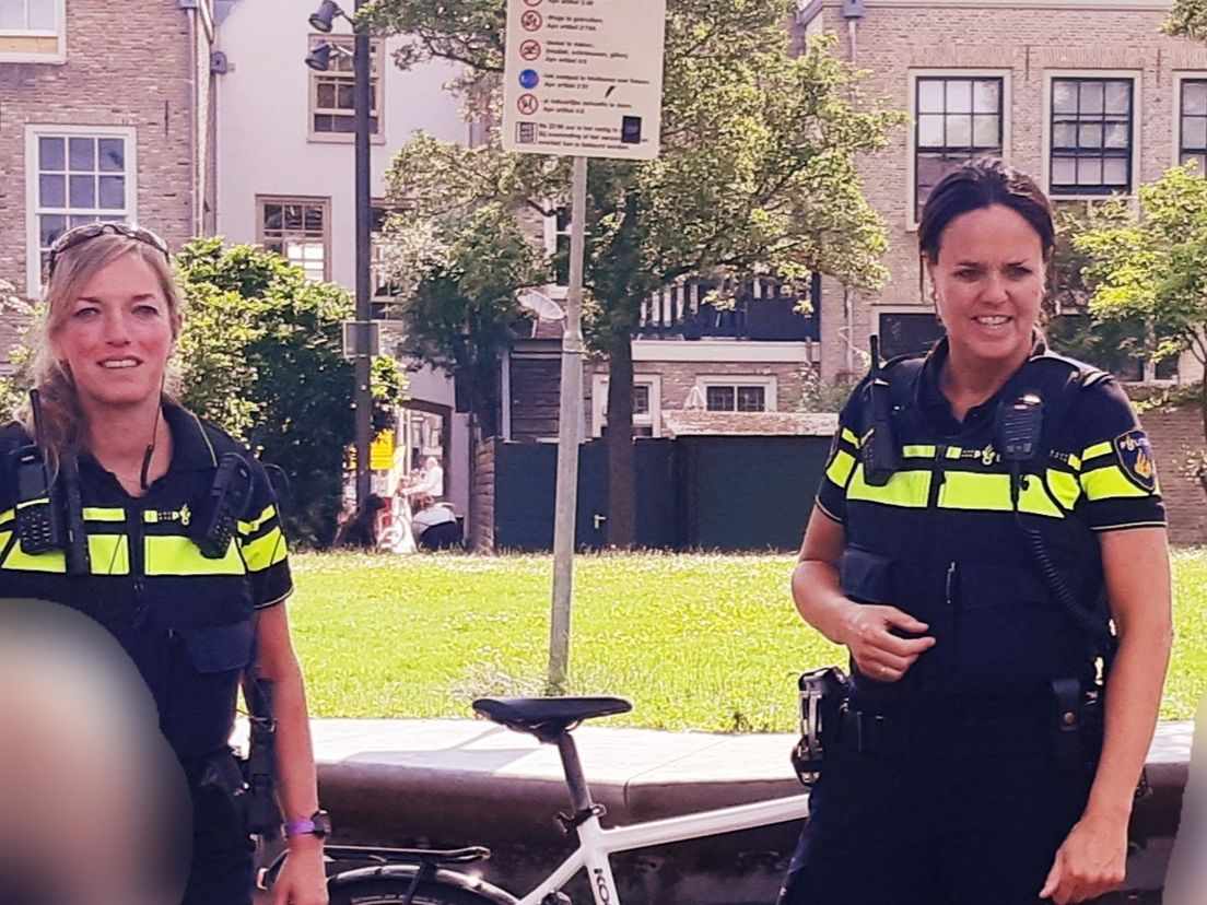 Agenten Karin Been (links) en Hanneke Twigt