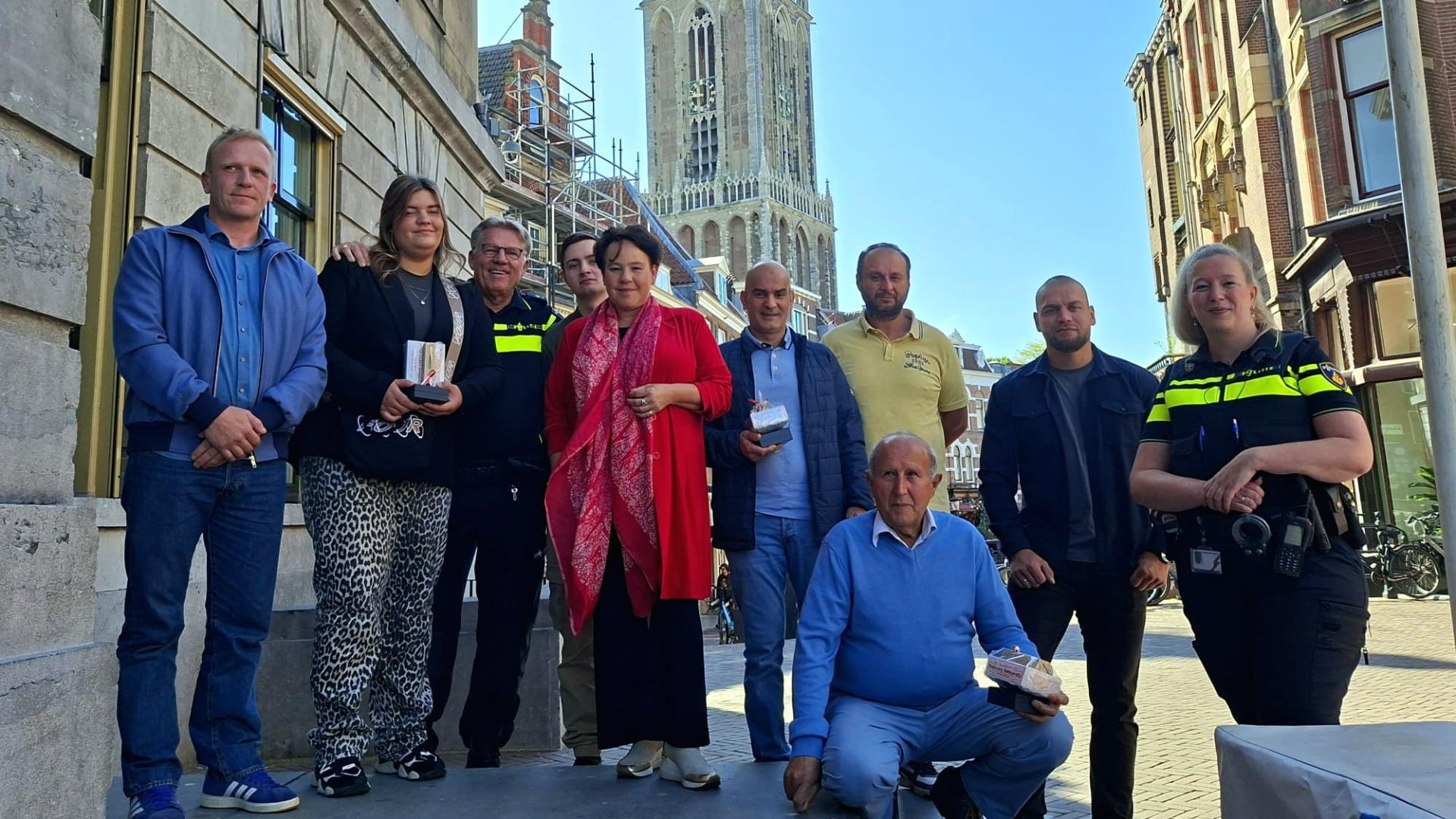 Burgemeester en politie bedanken redders van man in brandende rolstoel