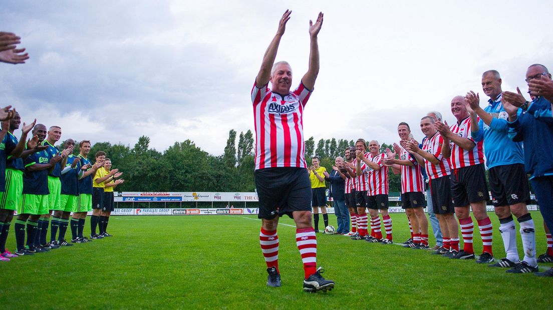 Wout Holverda loopt het veld af voor de Sparta-legendes