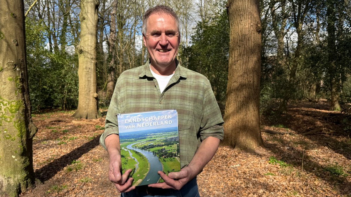 Theo Spek uit Zeegse trots op landschapshandboek: 'Zware bevalling van 4 kilo'
