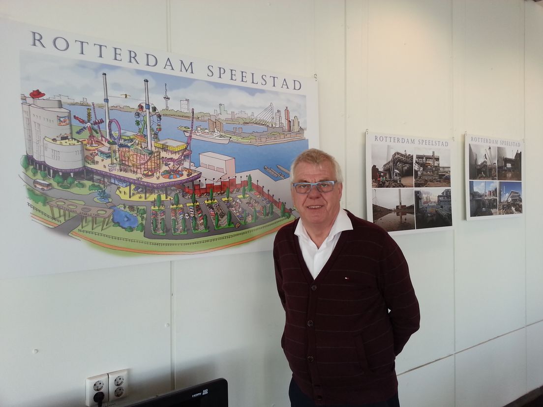 Hennie van der Most toont trots z'n ambitieuze Speelstad attractietekening en imposante sloopfoto's