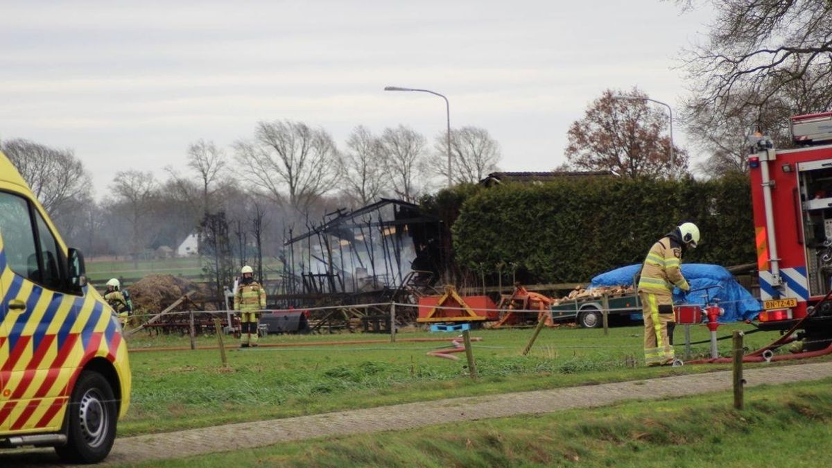 Schuurbrand in Schuinesloot: twee mensen naar ziekenhuis