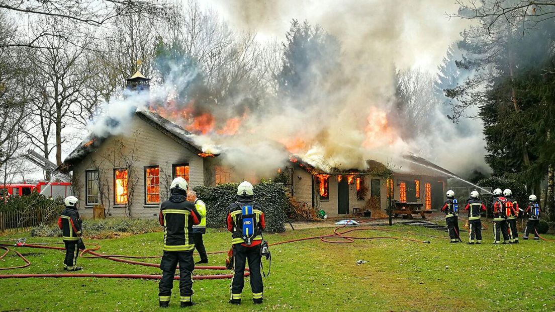 De brand brak uit een in rietgedekte boerderij (Rechten: Persbureau Meter)