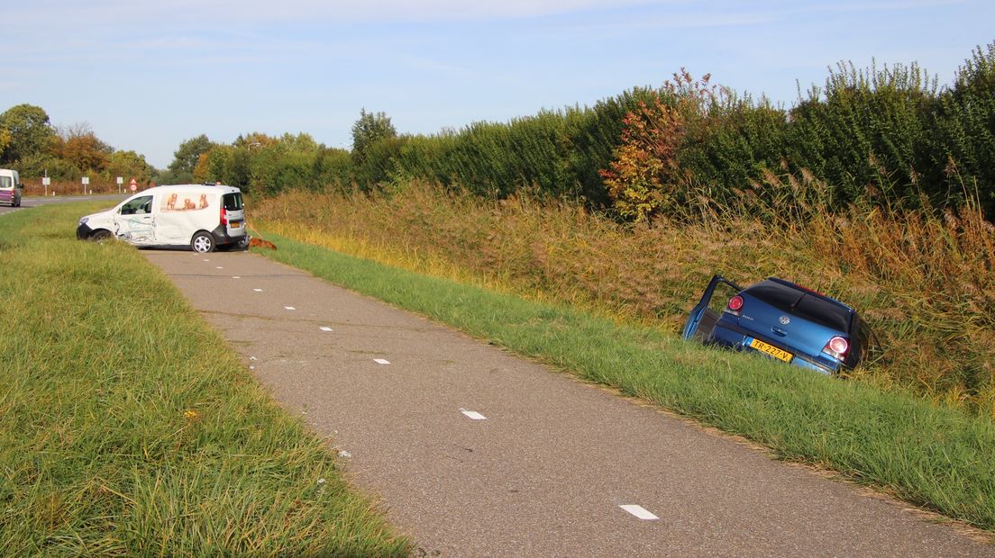 Auto belandt in sloot na aanrijding bij Nisse