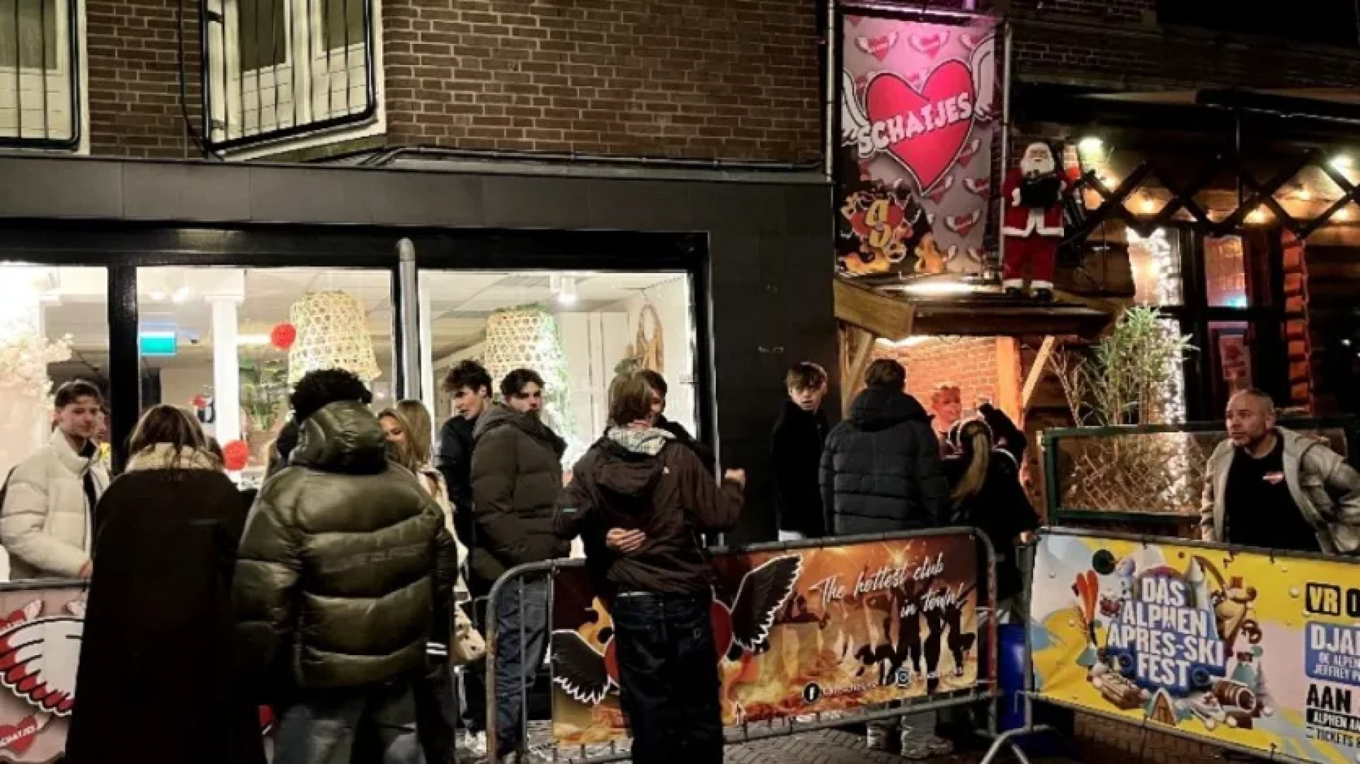 Bezoekers staan in de rij voor feestcafé Schatjes