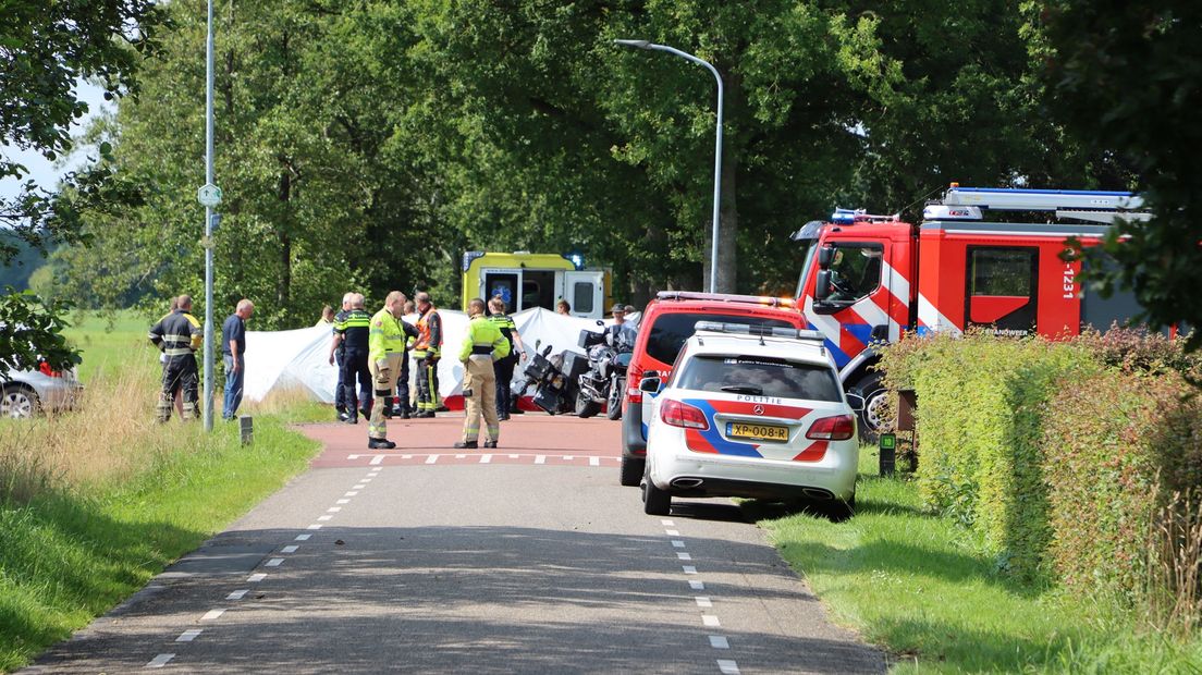 Hulpdiensten hebben een scherm opgesteld op de plaats van het ongeluk