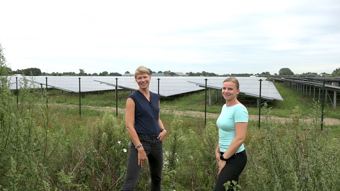 Jolien en Hilde Gooiker voor het zonnepark.