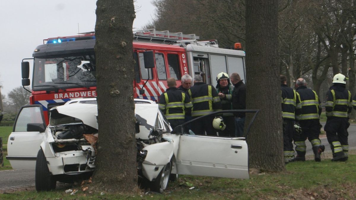 Bestuurder rijdt tegen boom in Kerkenveld