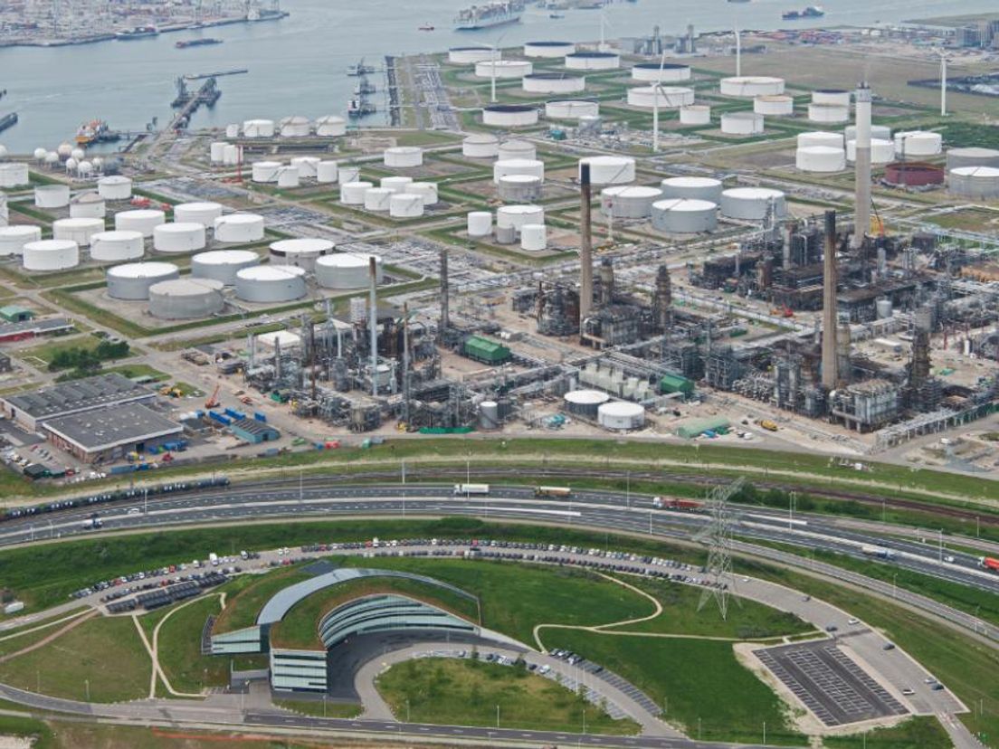De BP raffinaderij in Rotterdam.