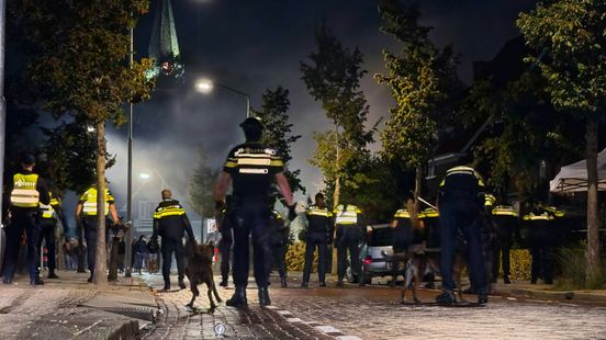 LIVE | Raadsleden reageren: 'Slecht geslapen' • ruiten gemeentehuis ingegooid
