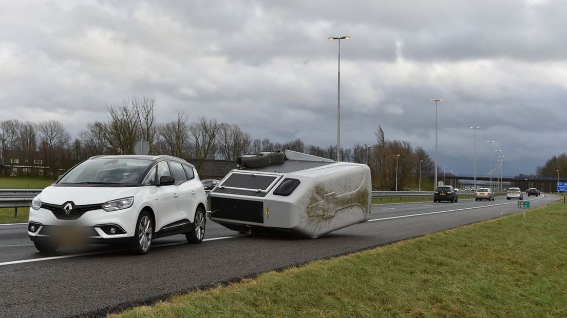 Paardentrailer omgewaaid op A50