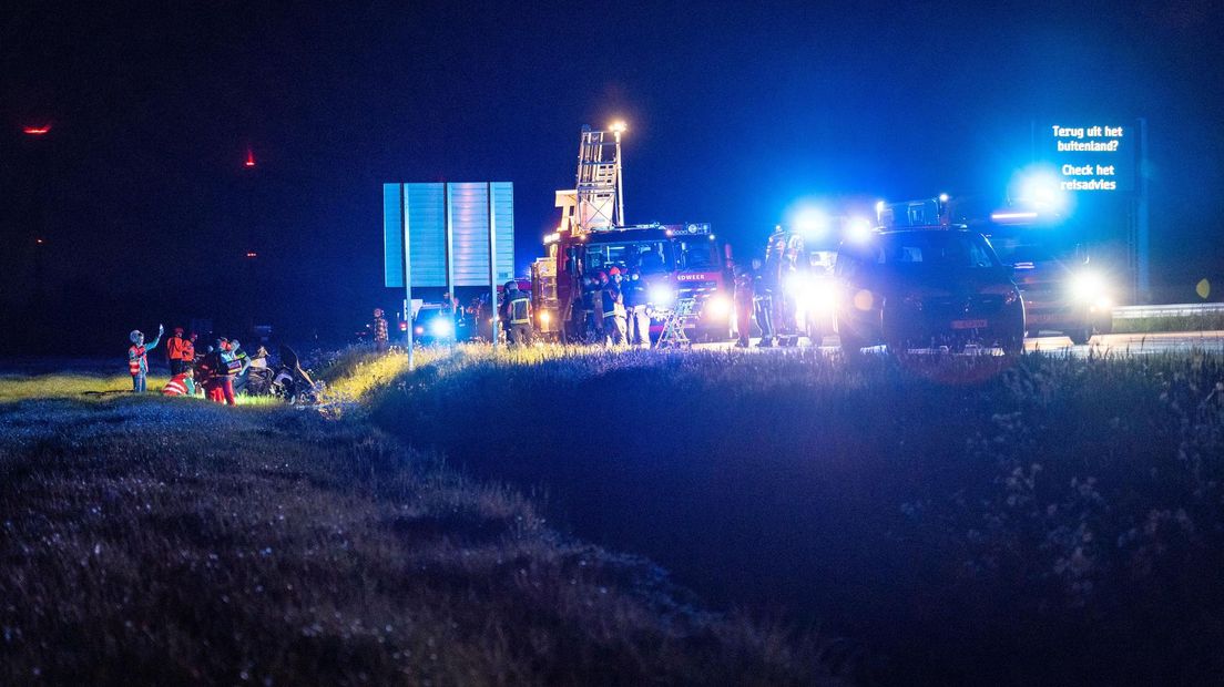 Hulpdiensten waren in groten getale aanwezig langs de A7 ter hoogte van Scheemda