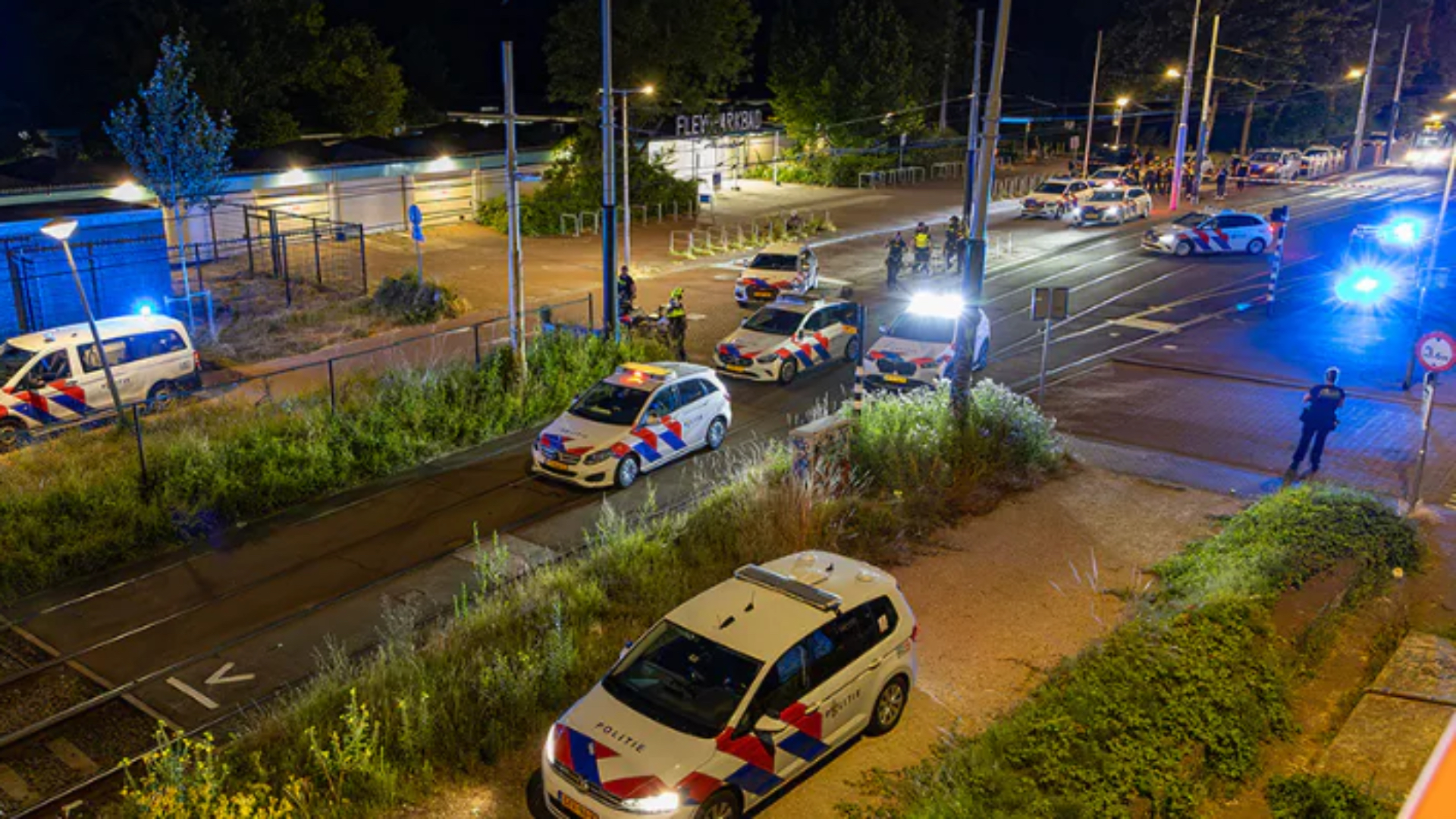 Bij de actie waren tientallen politievoertuigen betrokken en werden ook een politiehelikopter en een drone ingezet.