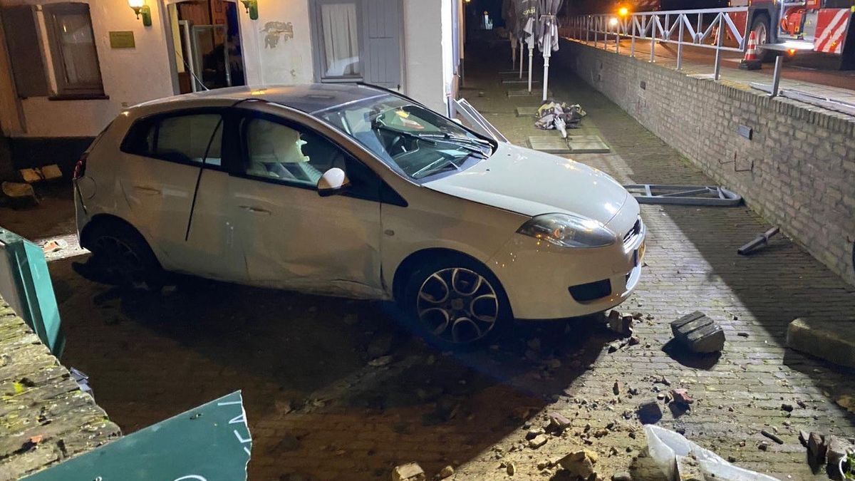 Auto rijdt door balustrade en komt op terras tot stilstand
