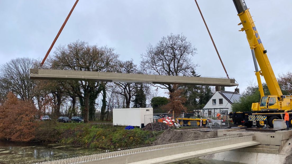 De nieuwe brug in Westenesch is in aanbouw