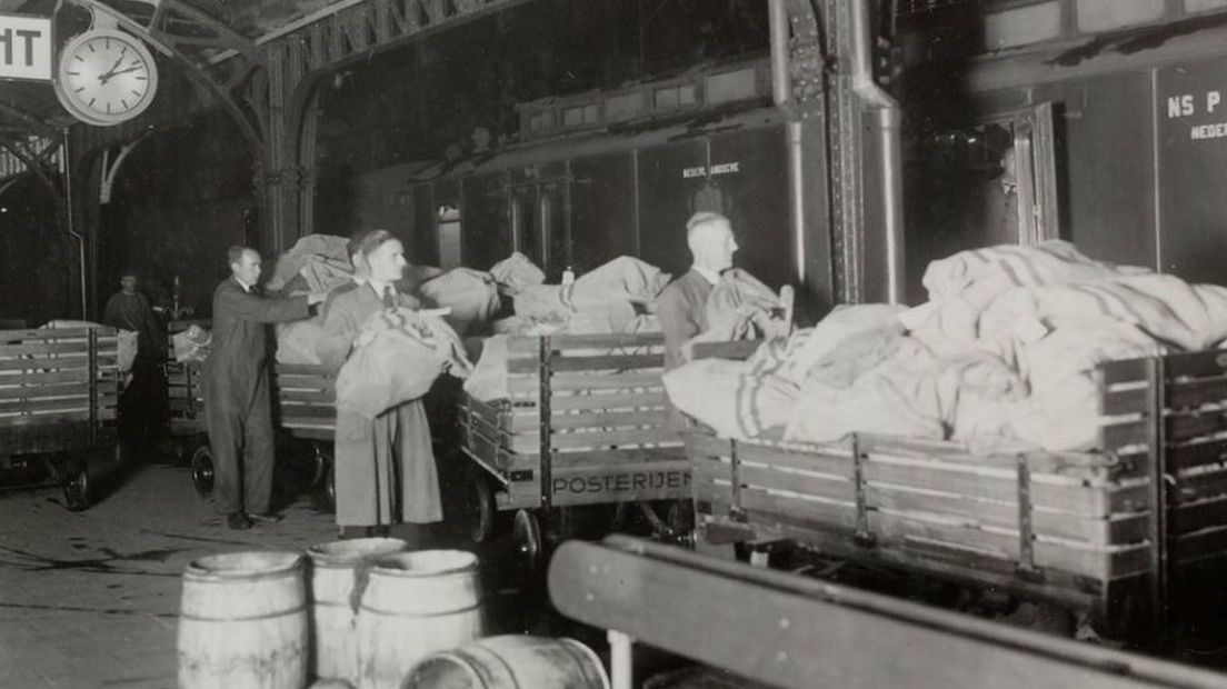 Postafhandeling op Utrecht Centraal in 1938