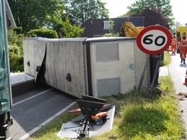Geluk bij een ongeluk: gekantelde trailer mist op haar na huis