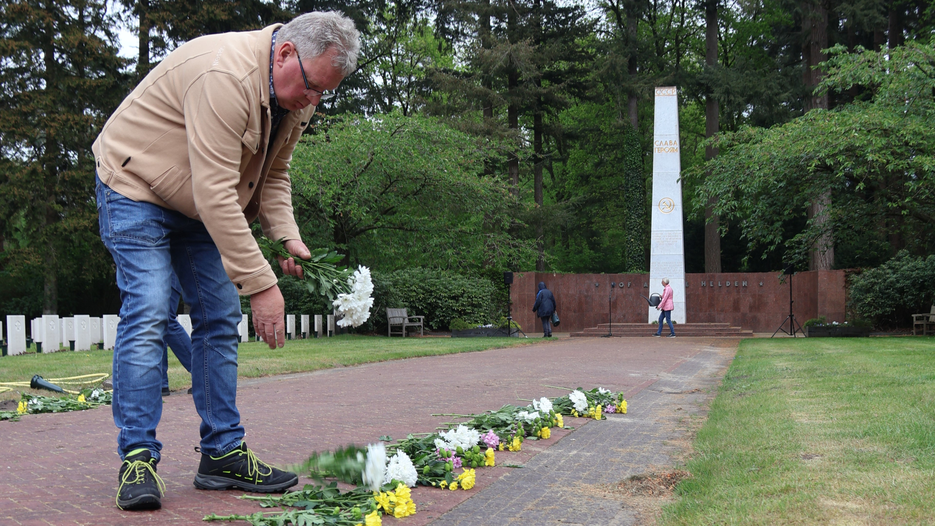 Bloemenzee op Sovjet Ereveld in aanloop naar Dodenherdenking