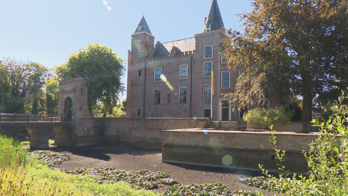 Slotgracht Haamstede valt droog: 'Bizar dat we hier gewoon kunnen lopen'