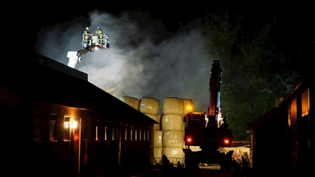 Schuur met machines en hooibalen brandt uit in Genemuiden