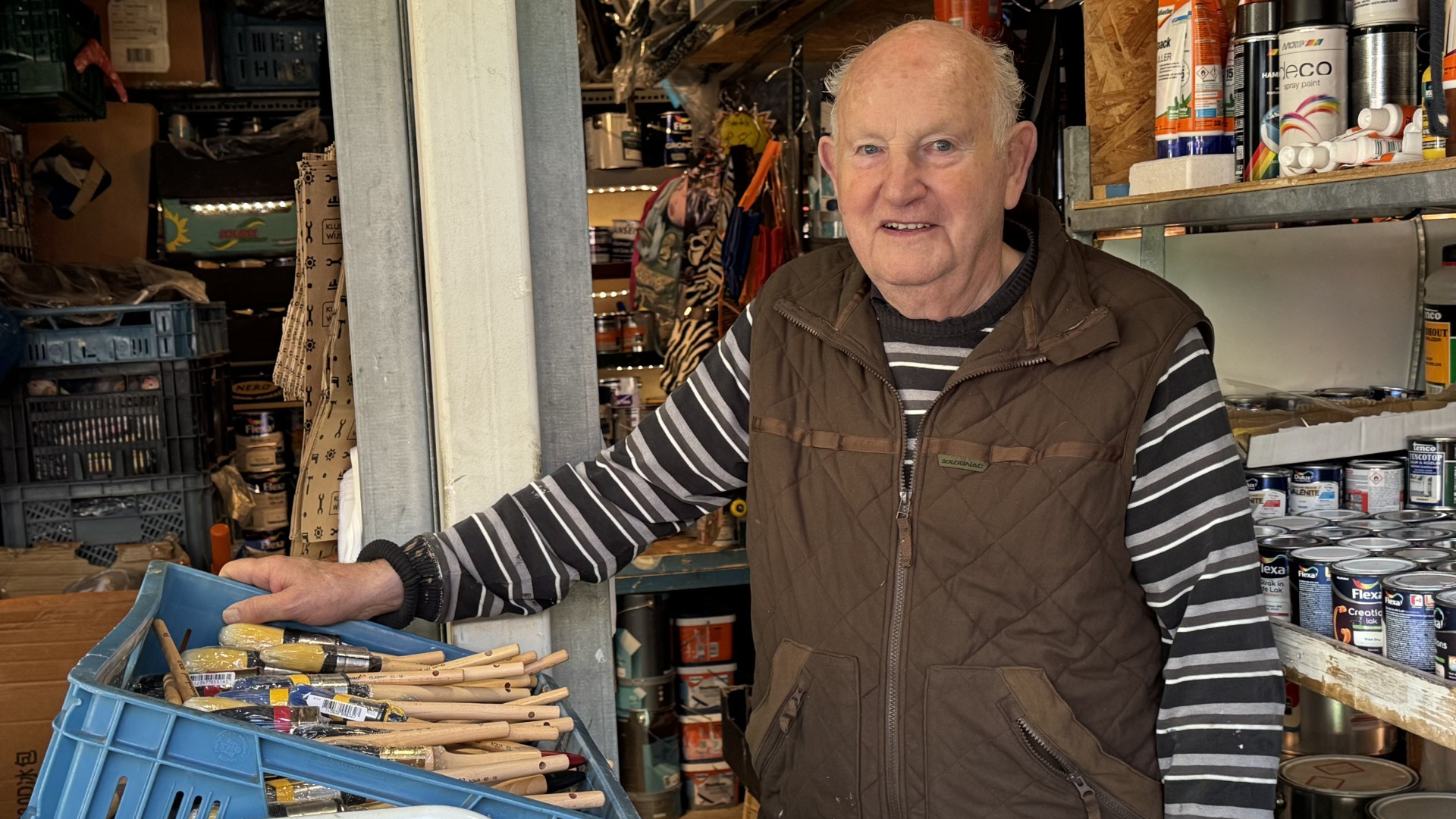 Behalve verf heeft Piet ook kwasten te koop