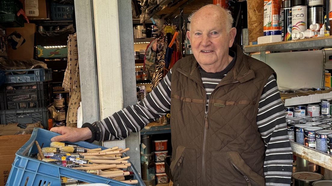 Behalve verf heeft Piet ook kwasten te koop