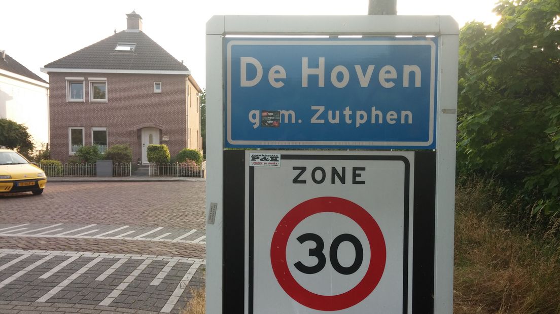 Als je de mensen die er wonen een kaartje wilt sturen, schrijf je Zutphen op de adres-regel.  Maar sinds een paar weken staan er officiele dorpsnaambordjes om De Hoven.