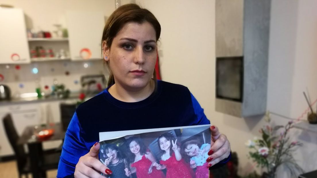 Rasha Saleh met haar vier ontvoerde kinderen.