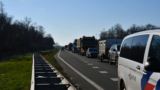 Verkeer op N36 richting Vriezenveen loopt vast na ongeval.