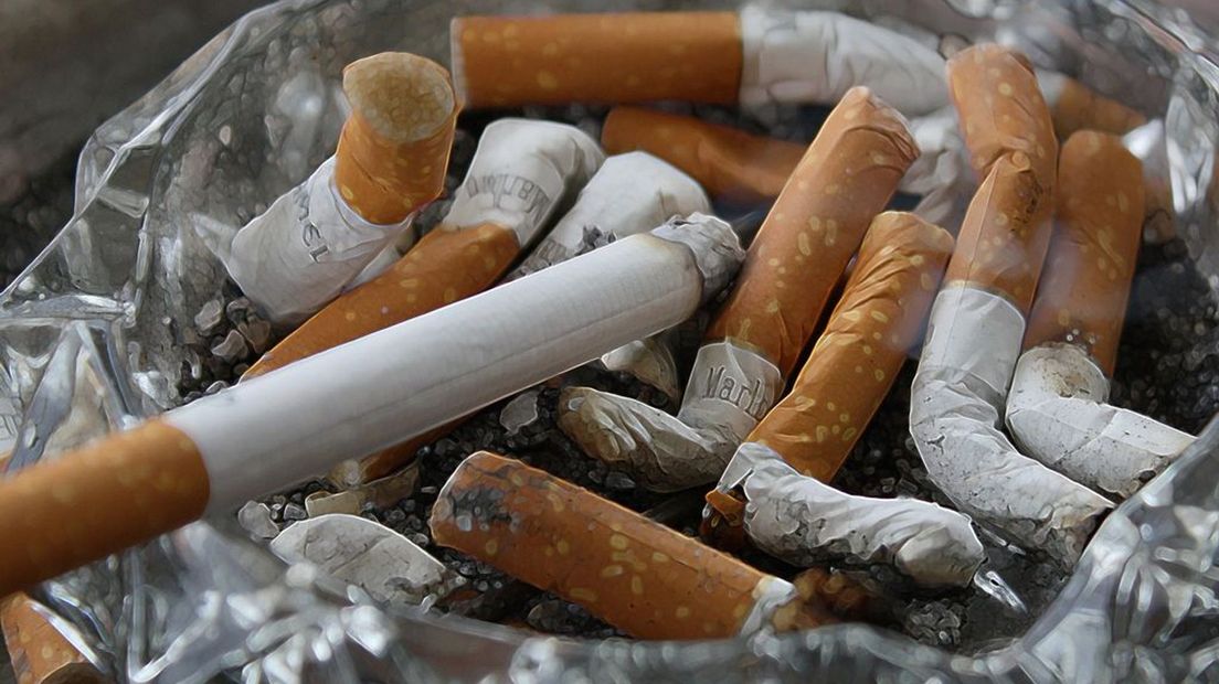 Zware rokers steken gemiddeld twintig sigaretten per dag op.