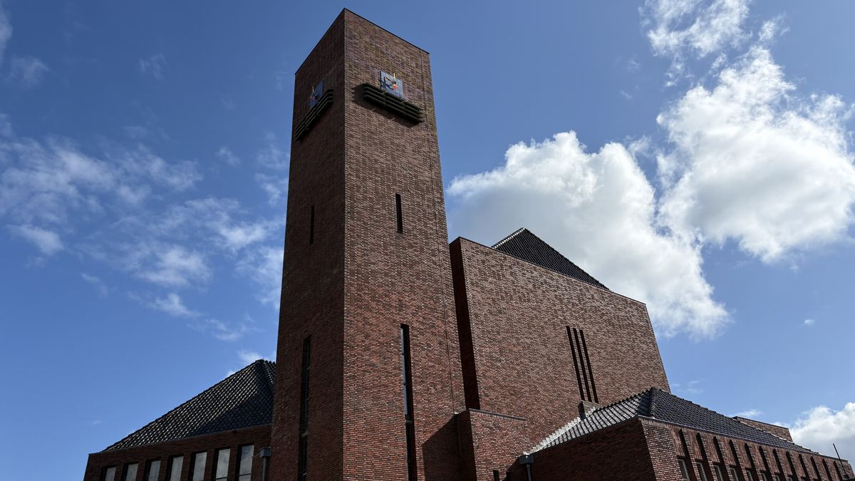 Na een kleine eeuw heeft de Pelikaankerk in Leeuwarden een klok op de klokkentoren
