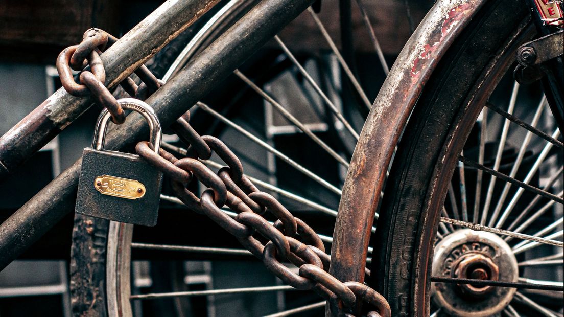Een kettingslot aan een fiets, foto ter illustratie