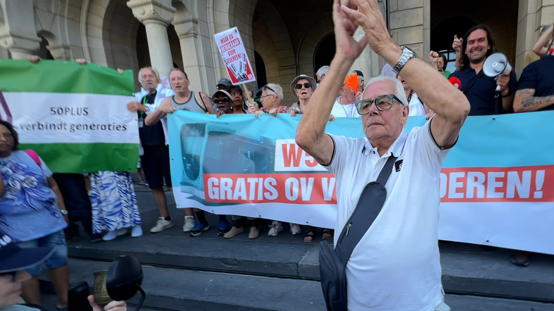 Honderden mensen protesteren eerder tegen de aangekondigde afschaffing van het gratis ov voor ouderen.