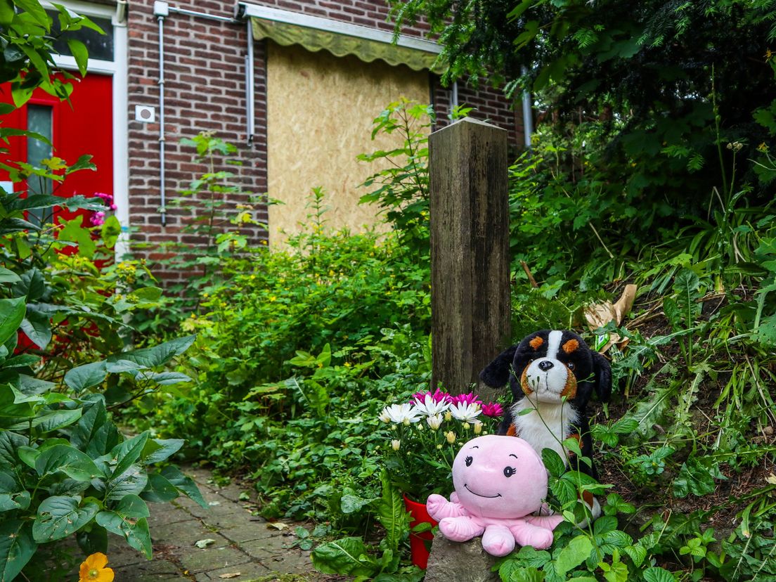 Knuffels bij de woning waar het drama zich voltrok.