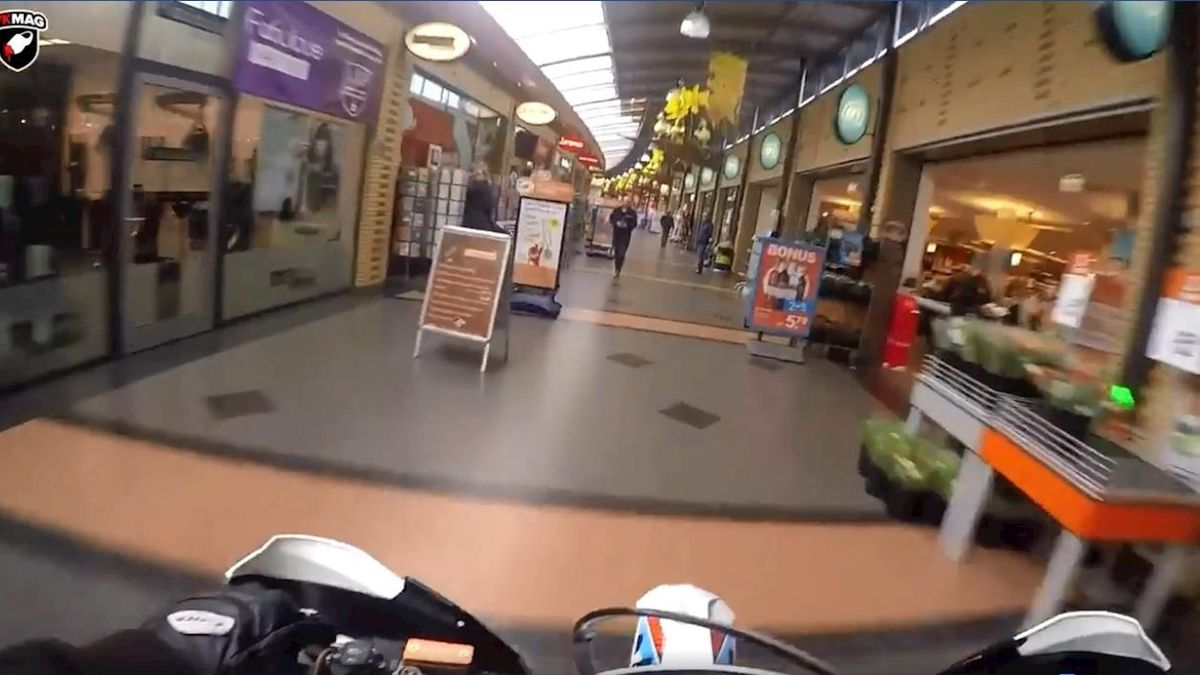 Lachen of niet? 'Zielige stumpers' rijden met crossmotor door winkelcentrum in Hengelo