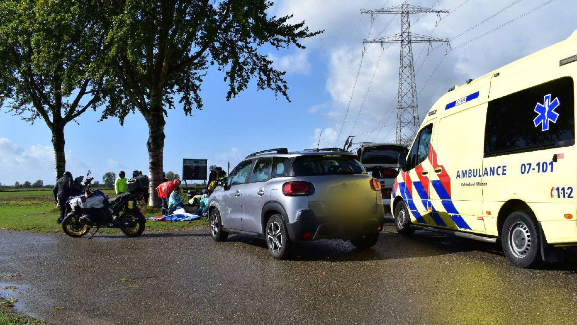 Motor botst tegen afslaande auto in Angeren