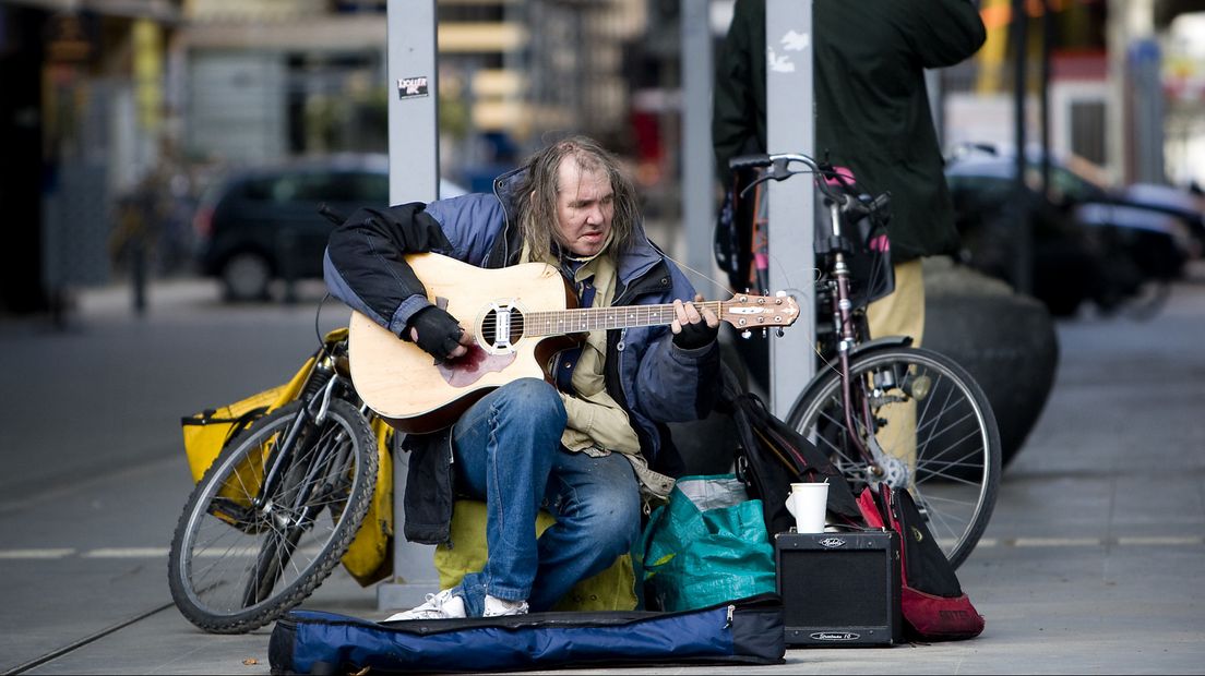 Chuck Deely, de bekendste straatmuzikant van Den Haag, overleed in 2017