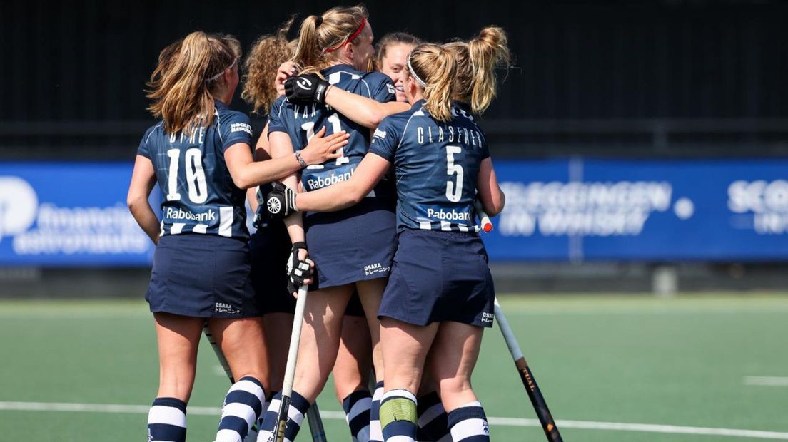 Speelsters van HDM vieren doelpunt