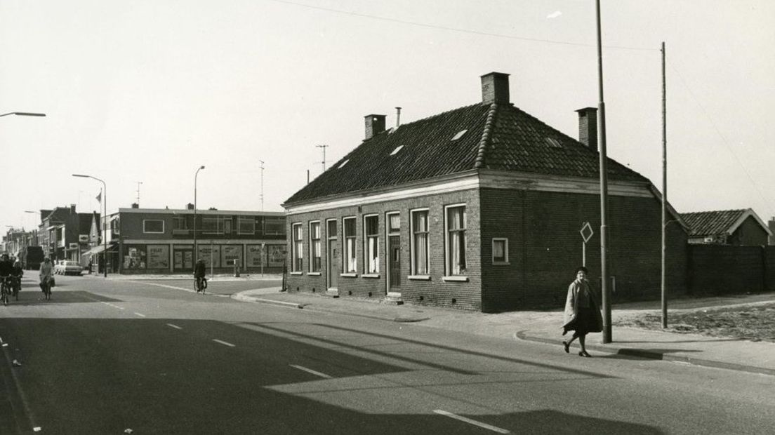 Gedeelte Rolderstraat in 1969. Rechts de dubbele woning aan de Rolderstraat 77-79. (Rechten: Drents Archief Collectie Monumentenzorg)
