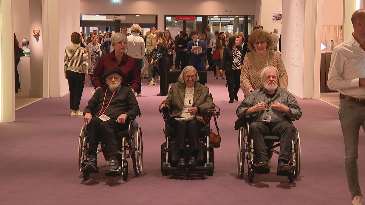 Lucie (99), Math (85) en Hammy (82) struinen in hun rolstoel langs kostbare kunst op de TEFAF
