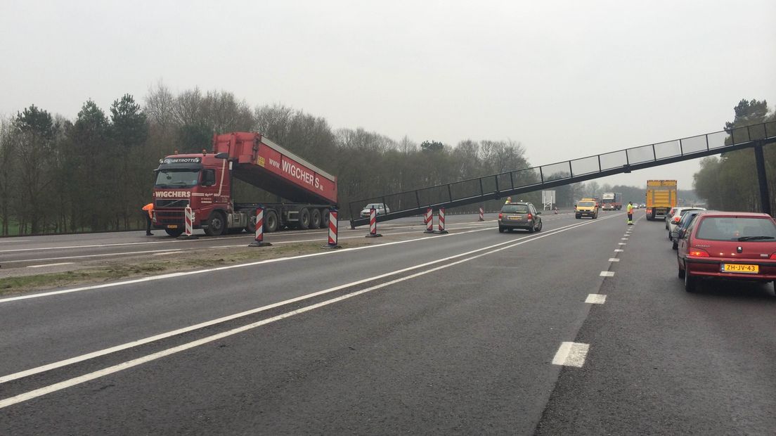 Een file door het ongeluk op de N33 bij Rolde