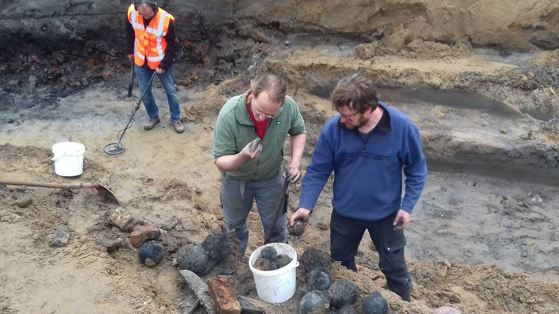 Archeologen zijn in Zutphen op bijna 50 kanonskogels gestuit. Dat gebeurde bij onderzoek in de buurt Noorderhaven, bij de Kostverlorentunnel.